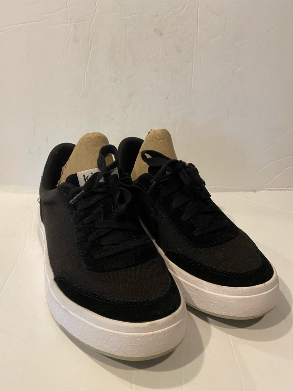 Kizik Prague Black be White Sneakers